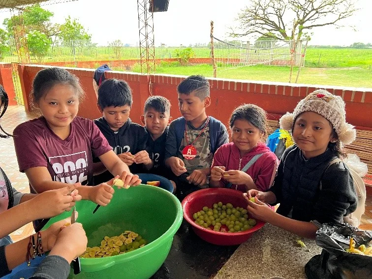 Niños y niñas de 9 a 11 años aprenden sobre alimentación saludable y principios bíblicos en taller práctico